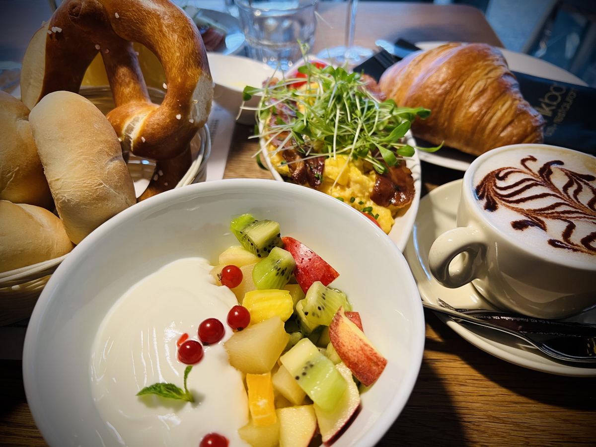 Obstsalat mit Joghurt, Laugenbrezeln, Croissant und Kaffee beim Denkbar-Brunch
